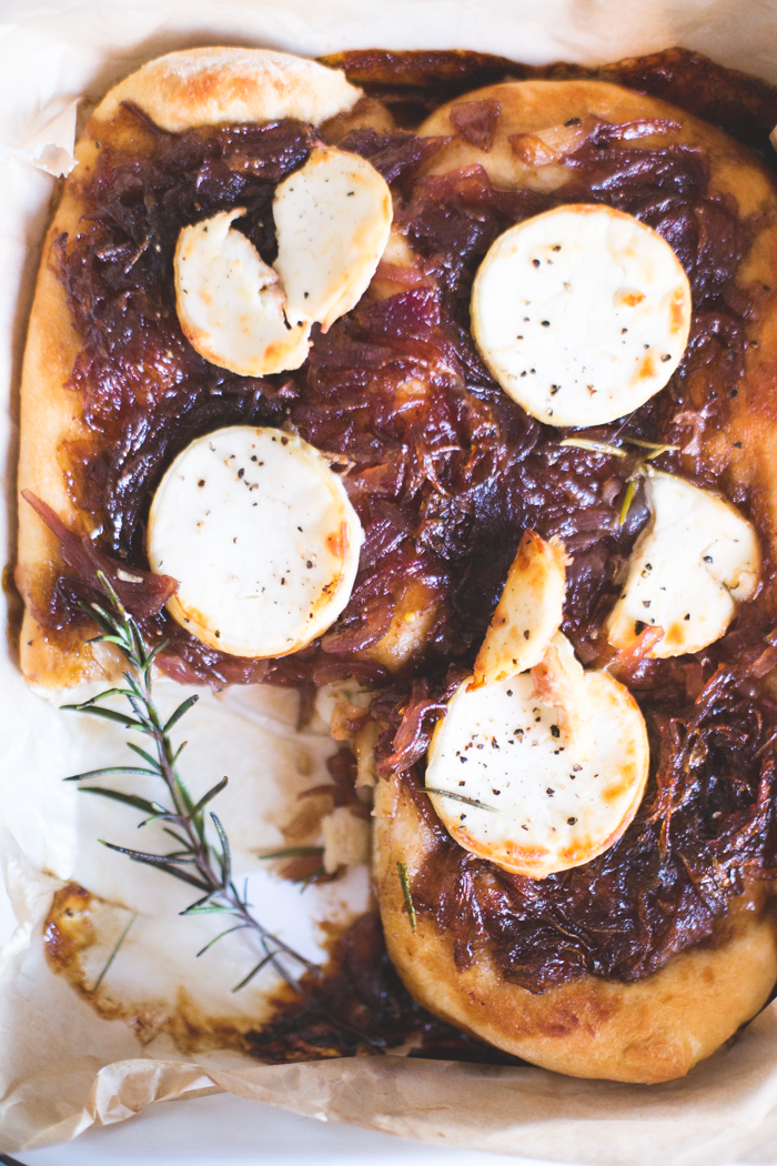 pizza rustique au confit d'oignons rouges, chèvre & romarin - Lauret Ophelie-54